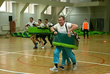 На спортивной площадке - медики